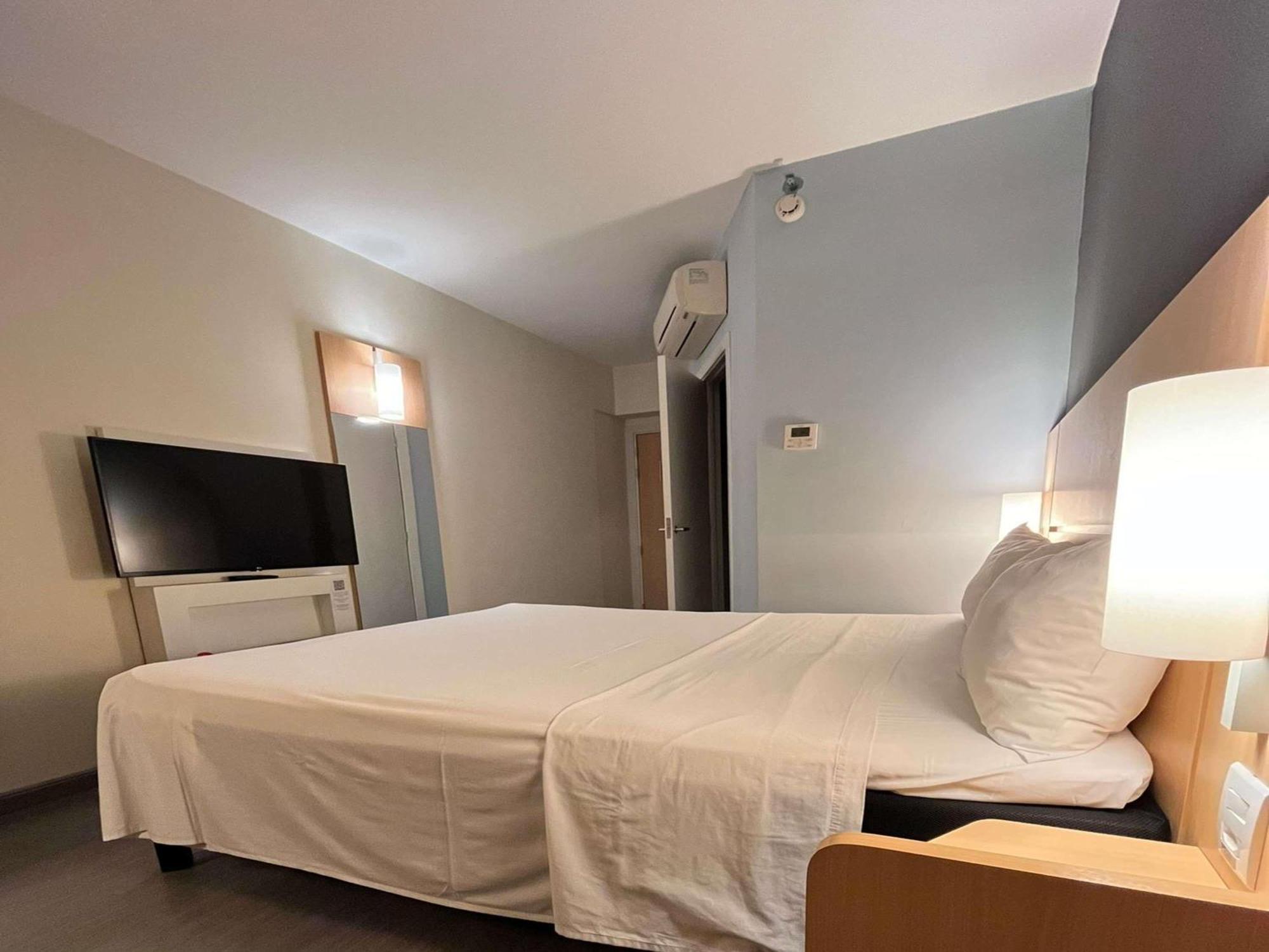 ホテル Ibis Catalão エクステリア 写真