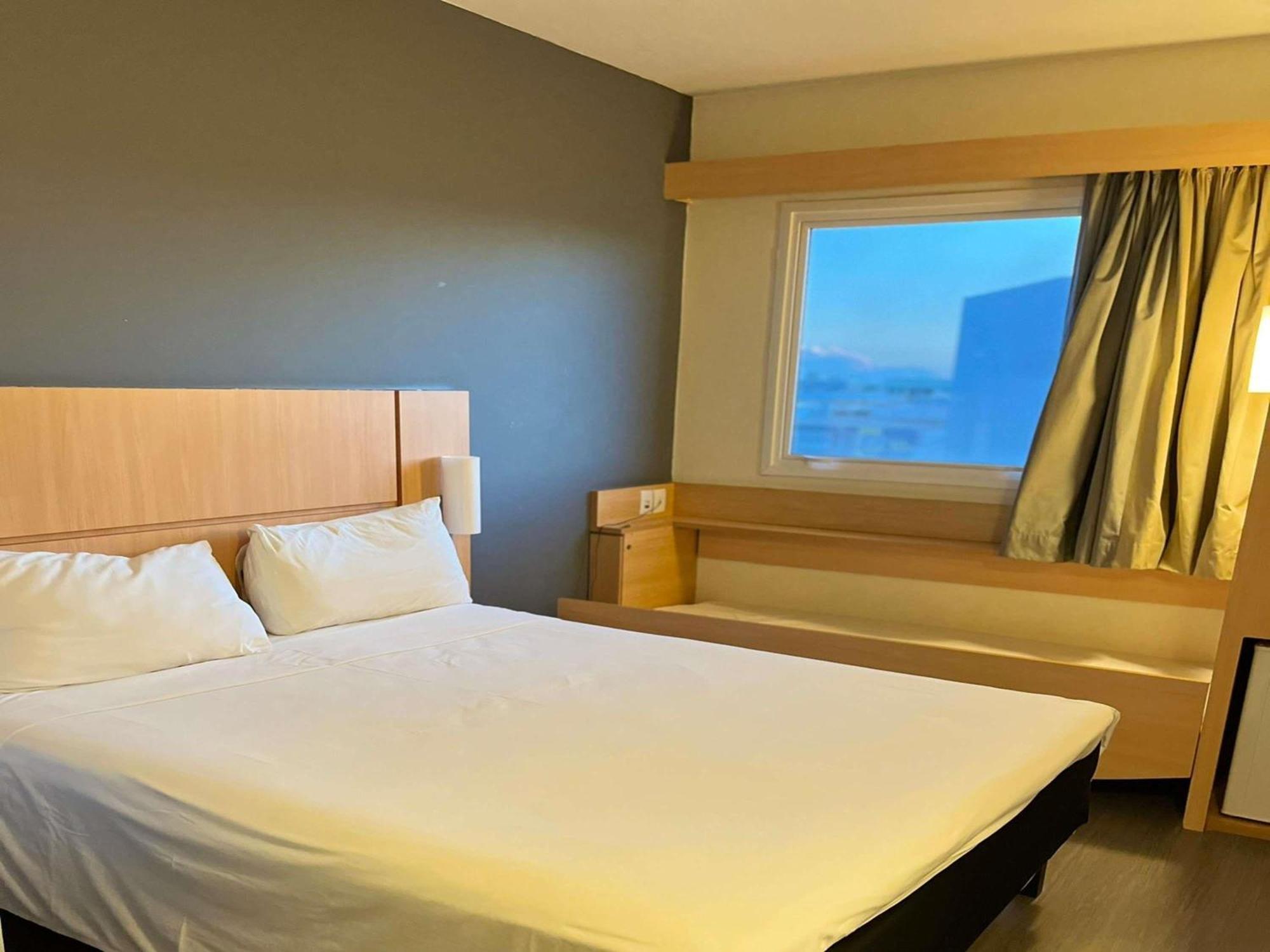 ホテル Ibis Catalão エクステリア 写真